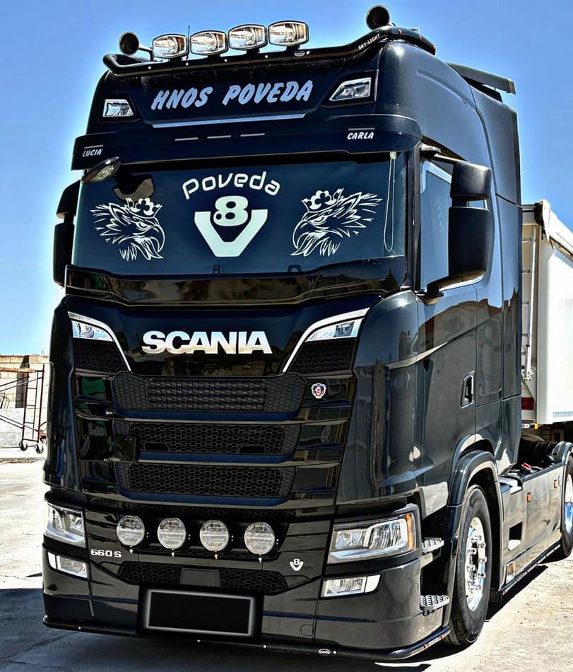 Detalle de cortinas de camión personalizadas por ZigZag Truckstyling en Verín