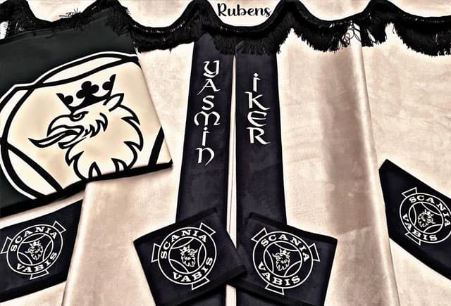 Cortinas y estores personalizados para camiones en Verín
