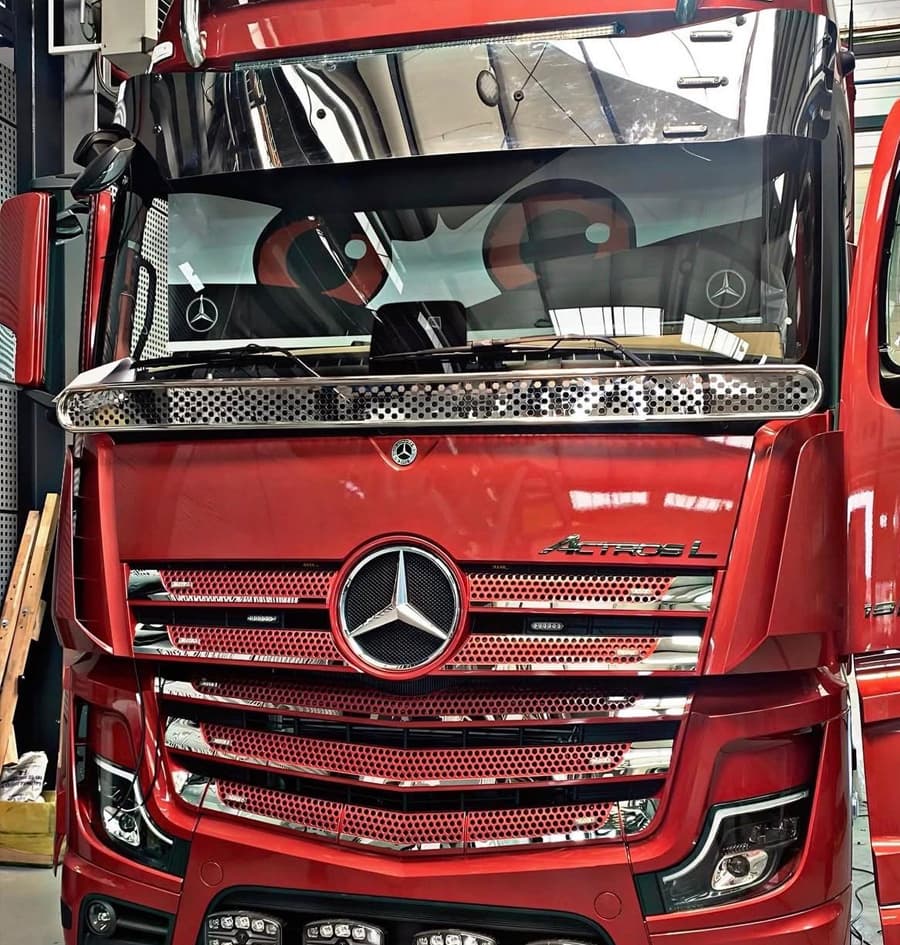 Envío de productos de personalización de camiones a toda Europa desde ZigZag Truckstyling en Verín