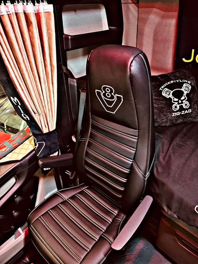 Interior de cabina personalizado por ZigZag Truckstyling en Verín