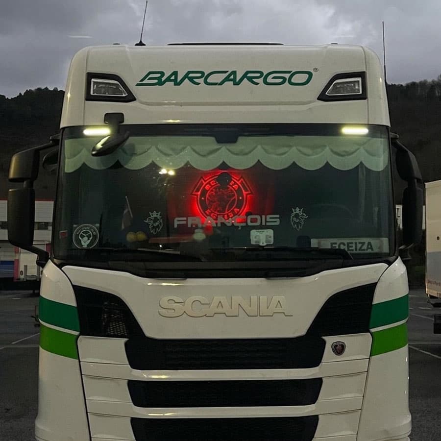 Detalle de luces RGB para cabina de camión en Verín - ZigZag Truckstyling