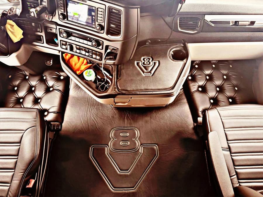 Suelos y fundas de camión personalizados por ZigZag Truckstyling en Verín